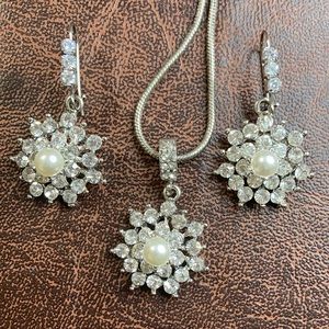 NEW Rhinestone and Pearl Flower Jewelry Set